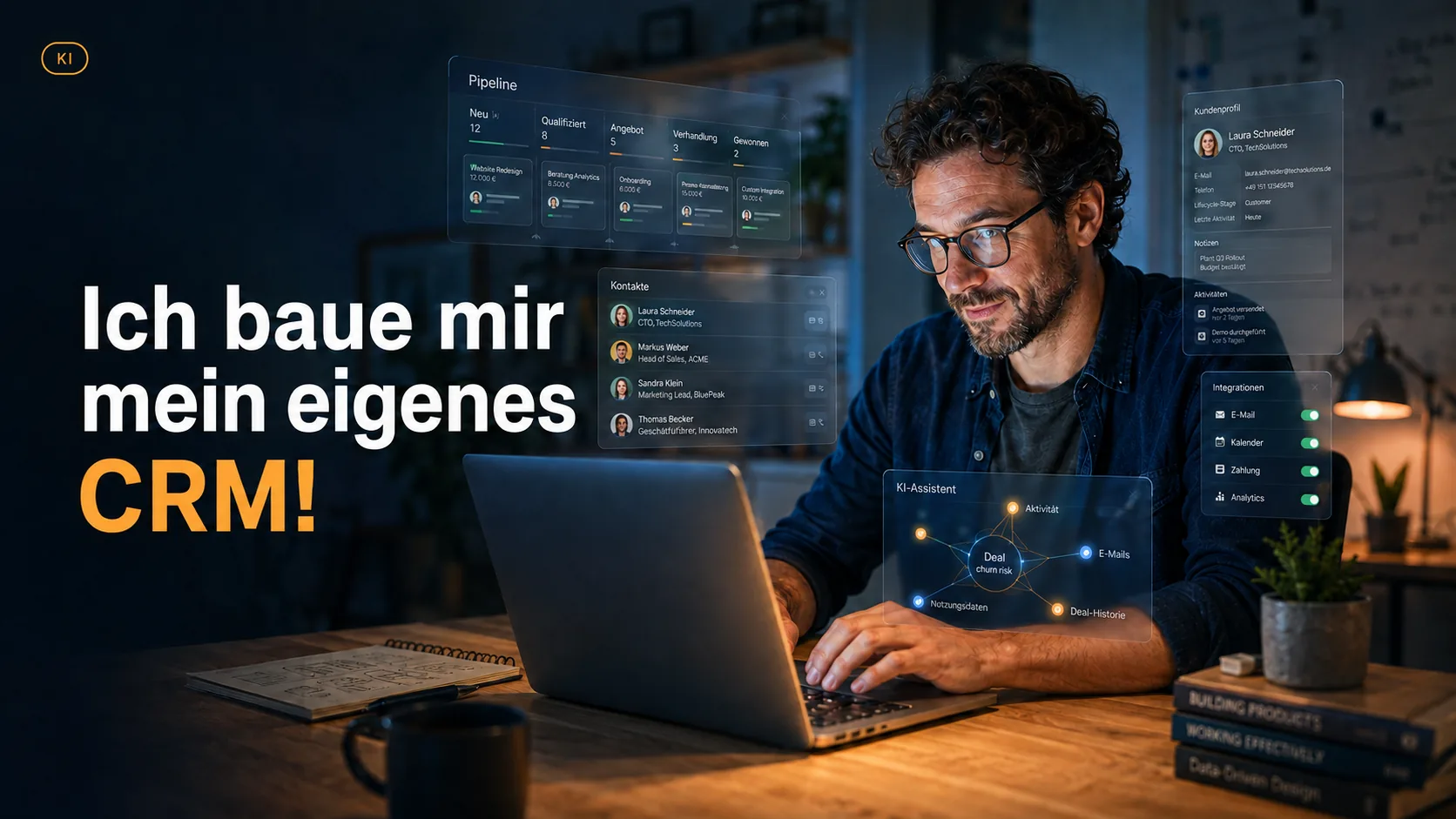 Mann mit Brille am Laptop im abendlichen Büro, umgeben von schwebenden CRM-Oberflächen (Pipeline, Kontakte, Kundenprofil, KI-Assistent); Text „Ich baue mir mein eigenes CRM!“.